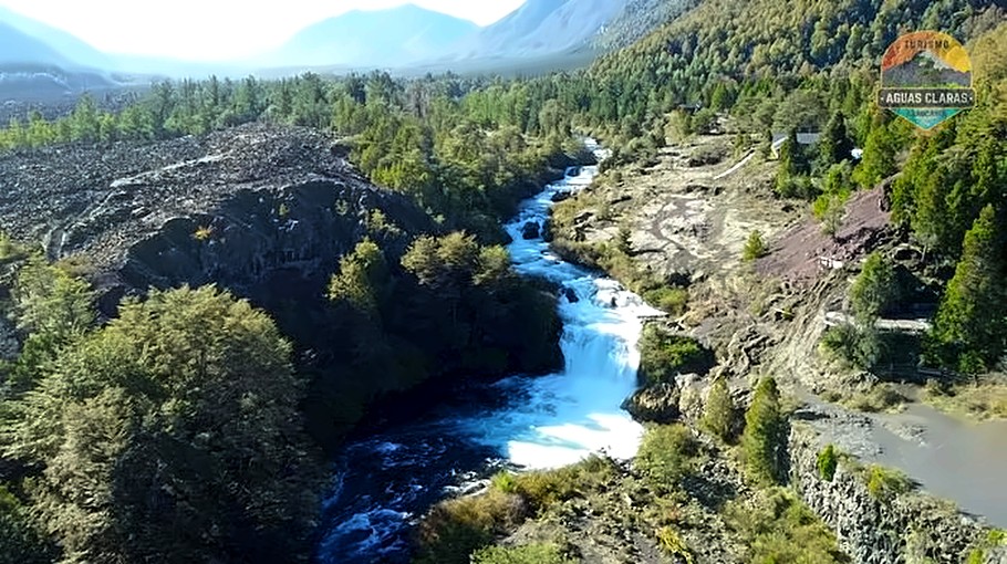Vista aérea del salto Truful Truful y su valle, con la cordillera de fondo, Melipeuco